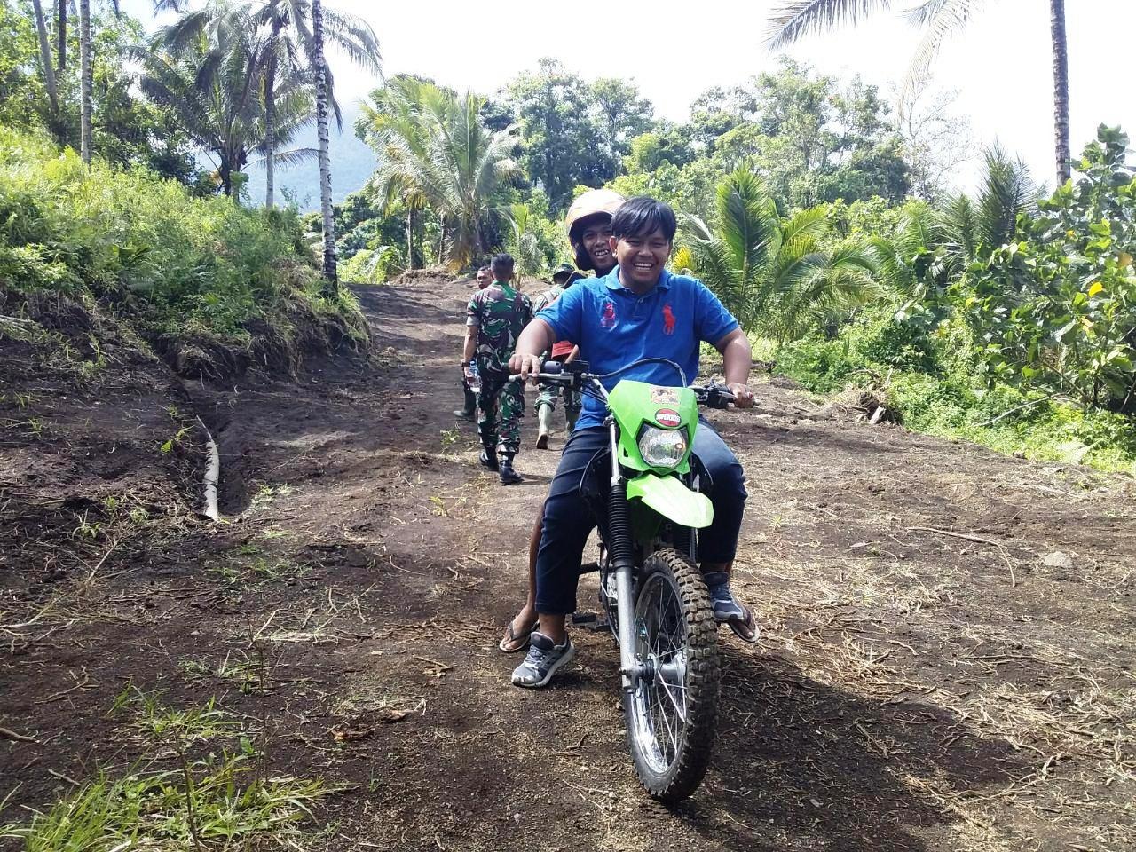 Walau Belum Selesai, Jalan Sudah Digunakan Warga Menuju Kebun Walau Belum Selesai, Jalan Sudah Digunakan Warga Menuju Kebun
