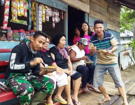 Jalin Komunikasi Sosial, Satgas Makan Siang Dirumah Warga