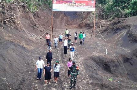 Jalur Penghubung Perekonomian Akan Lebih Mudah Dengan Dibukanya Jalan Oleh TMMD Ke-105 Jalur Penghubung Perekonomian Akan Lebih Mudah Dengan Dibukanya Jalan Oleh TMMD Ke-105