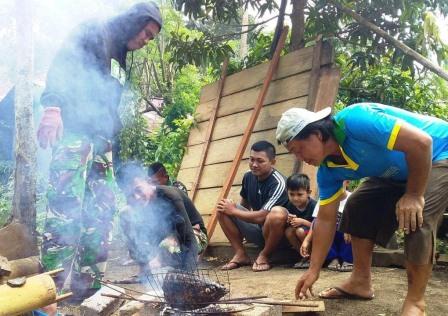 Keakraban Bersama Warga Sambil Bakar Ikan