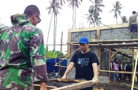 Kebersamaan Anggota Satgas TMMD Ke105 Denga Keluarga Asuh Semakin Terlihat