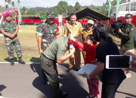 Kunjungan Mayjen TNI George Elnadus Supit, S.Sos. Disambut Dengan Pengalungan Bunga Dan Tarian Adat