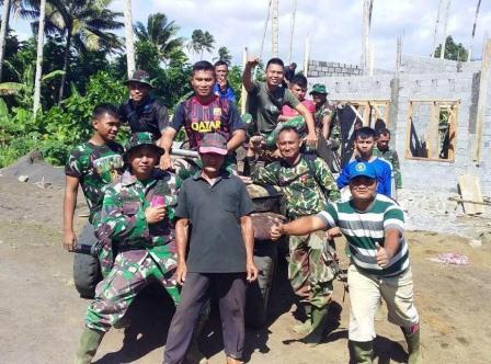 Keseruan Anggota Satgas TMMD Dengan Bapak Pemilik Mobil Pick Up Tua