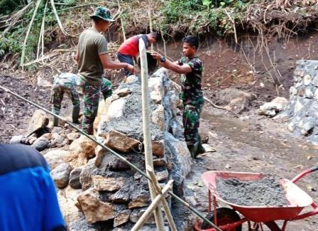 Lewat TMMD, Prajurit Satgas Kodim 1310/Bitung Bangun Kampung Duasudara Lewat TMMD, Prajurit Satgas Kodim 1310/Bitung Bangun Kampung Duasudara