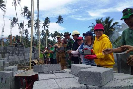 Bersama Warga, Satgas TMMD Lansir Batako