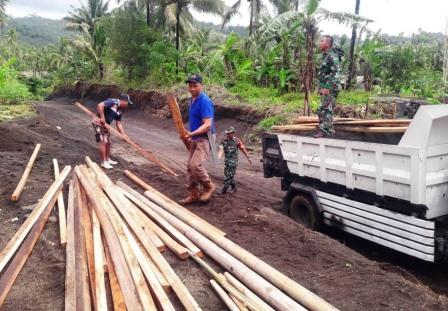 Maksimalkan Pembangunan Bedah Rumah, Warga Bantu Turunkan Material Kayu Maksimalkan Pembangunan Bedah Rumah, Warga Bantu Turunkan Material Kayu