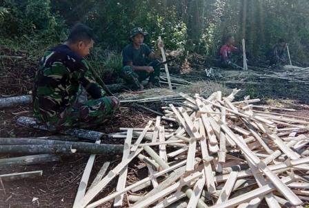 Masyarakat Dan Satgas TMMD Antusias Buat Pagar Sambut Hut RI