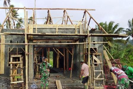 Melihat Kekompakan Prajurit Dan Warga, Kantor Tiga Pilar Desa Selesai Tepat Waktu