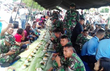 Makan Bersama di Daun Pisang, Sebuah Keakraban dalam Kebersamaan