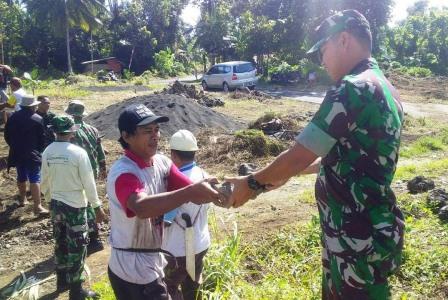 Dansatgas TMMD Ikut Memindahkan Batu di Lokasi Dansatgas TMMD Ikut Memindahkan Batu di Lokasi