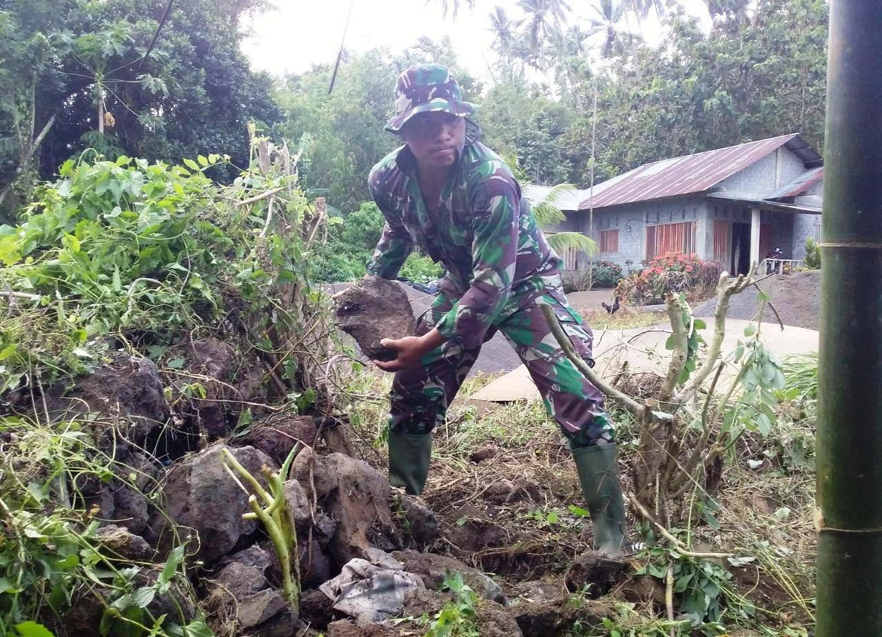 Mendekati MPP, Serka Oral Tatambihe Masih Membantu Mengangkat Batu