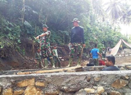 PASTIKAN PEMBANGUNAN JALAN DAN PLAT DUICKER BERJALAN BAIK, DANDIM 1310/BITUNG SAMBANGI LOKASI KERJA