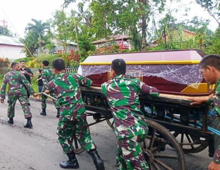 Pemakaman Salah Satu Warga Kelurahan Duasudara, Dibantu Personel Satgas TMMD