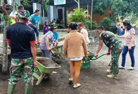 Pergaulan Dan Kebersamaan TNI Dan Warga Tak Mengenal Batasan Pergaulan Dan Kebersamaan TNI Dan Warga Tak Mengenal Batasan