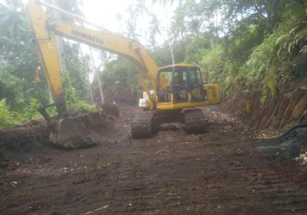 Perataan Dan Penghalusan Jalan Penghubung Dengan Exavator