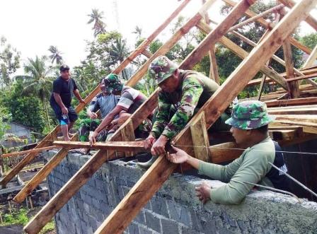 Rangka Atap Kantor Tiga Pilar Dipasang Satgas TMMD Ke-105