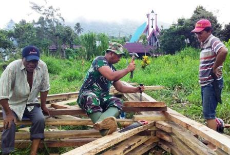 Rangka Atap Kantor Tiga Pilar Dipersiapkan Personel Satgas TMMD Dan Warga