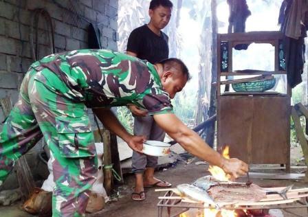 Rayakan Hut, Personel Satgas Dan Warga Buat Acara Bakar Ikan Bersama Rayakan Hut, Personel Satgas Dan Warga Buat Acara Bakar Ikan Bersama