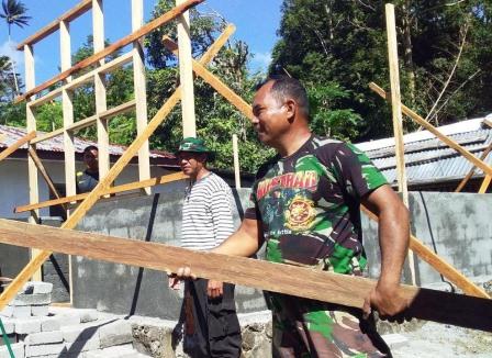 Rasa Haru Terpancar Dari Raut Wajah Pemilik Rumah Yang Di Bedah Satgas TMMD Rasa Haru Terpancar Dari Raut Wajah Pemilik Rumah Yang Di Bedah Satgas TMMD