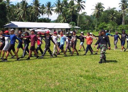 Satgas TMMD Berikan Pelatihan PBB Kepada Siswa SMA Satgas TMMD Berikan Pelatihan PBB Kepada Siswa SMA