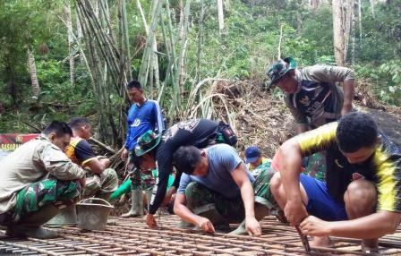 Satgas TMMD Buat Rangkaian Besi Untuk Persiapan Pengecoran Plat Duicker