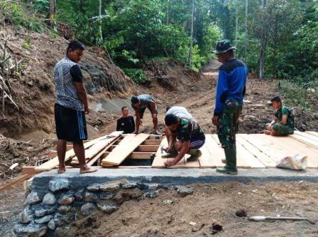 Satgas TMMD Dan Warga Bangun Plat Duicker Satgas TMMD Dan Warga Bangun Plat Duicker