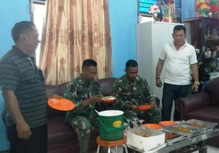 Satgas TMMD Kodim Bitung Komsos Dengan Warga Di Pagi Hari