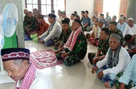 Satgas TMMD Tunaikan Sholat Jumat Bersama Warga Duasudara