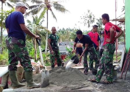 Satgas TMMD Dan Warga Bergelut Di Kantor Tiga Pilar