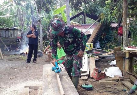 Selain Mahir Menggunakan Senjata, Satgas TMMD Juga Mahir Gunakan Alat Pertukangan Selain Mahir Menggunakan Senjata, Satgas TMMD Juga Mahir Gunakan Alat Pertukangan