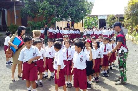 Siswa SD Sambut Baik Kehadiran Anggota Satgas TMMD Di Sekolah