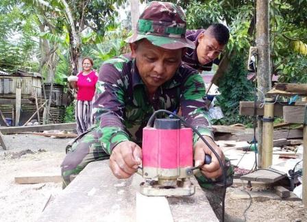 Sosok Tentara Yang Ahli Pertukangan Di TMMD 105