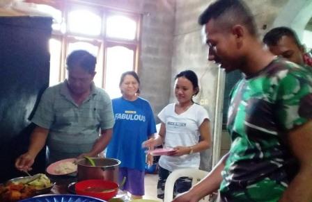 Suasana Makan Siang Di Rumah Ibu Rani Suasana Makan Siang Di Rumah Ibu Rani