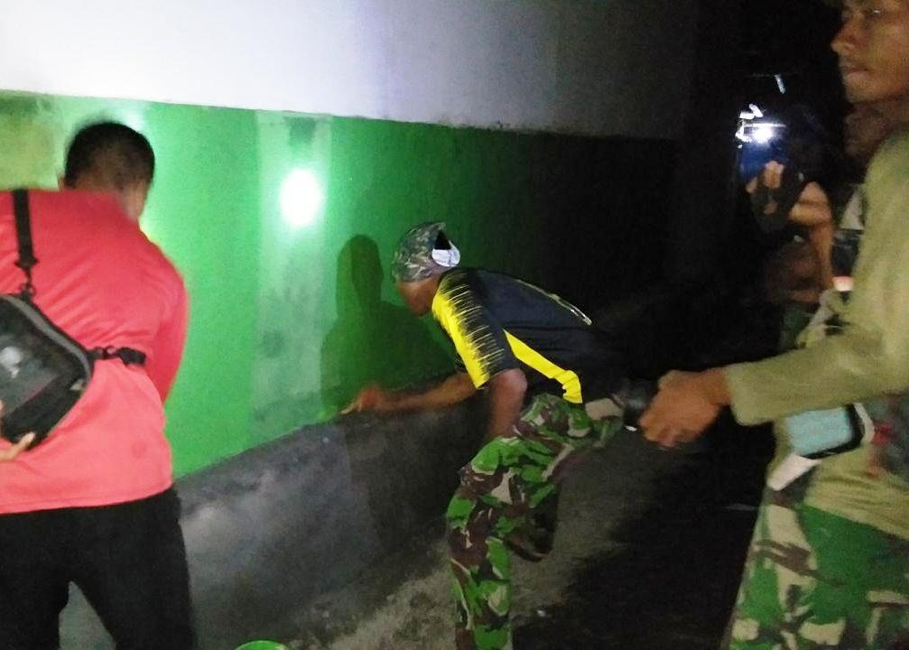 Sampai Malam Hari Satgas TMMD 105 Kerjakan Bedah Rumah Sampai Malam Hari Satgas TMMD 105 Kerjakan Bedah Rumah
