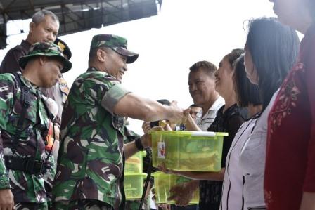 Dandim 1310/Bitung Dampingi Danrem 131/Santiago Serahkan Bantuan Sembako