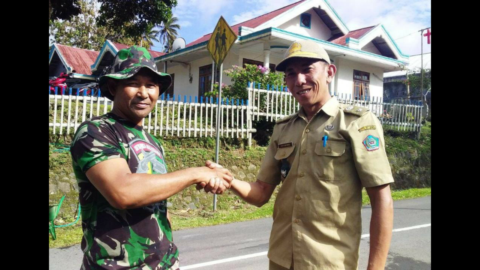 Guru dan Murid SD GMIM 5 Duasudara Senang Para Tentara Sempurnakan Halaman Sekolah Mereka