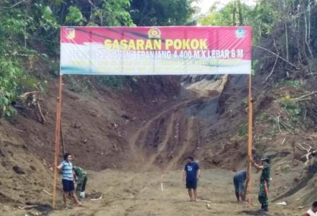 Seksi Teritorial Tandai Sasaran Fisik TMMD 105 dengan Baliho Seksi Teritorial Tandai Sasaran Fisik TMMD 105 dengan Baliho