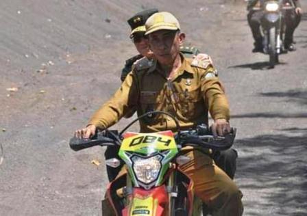 Tinjau Lokasi Perintisan Jalan, Aster Panglima TNI Dibonceng Lurah Duasudara