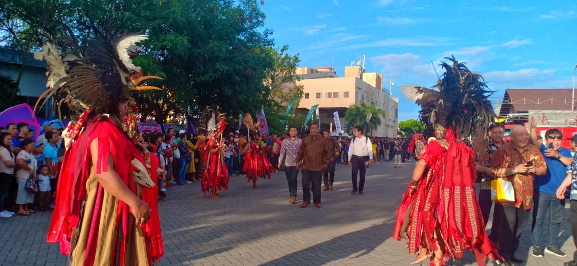 Tarian Kabasaran dan Musik Kolintang Sambut Tamu Manado Fiesta