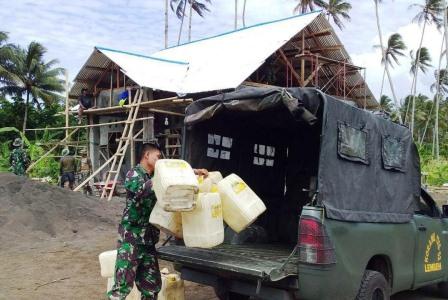 Untuk Mencampur Semen, Satgas TMMD Ambil Air Dengan Kendaraan Dinas