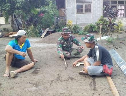 Usai Kerja Bedah Rumah, Sertu Morvi N. Supit, Komsos Dengan Pemilik Rumah