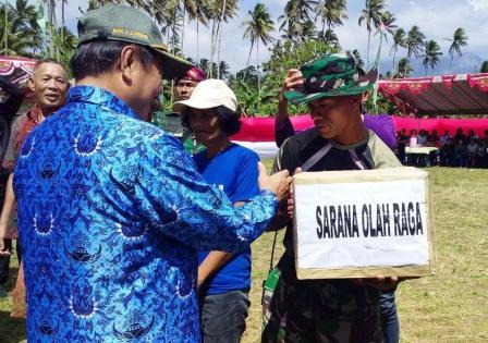 Walikota Bitung Serahkan Bantuan Sarana Olahraga Kepada Satgas TMMD Ke-105