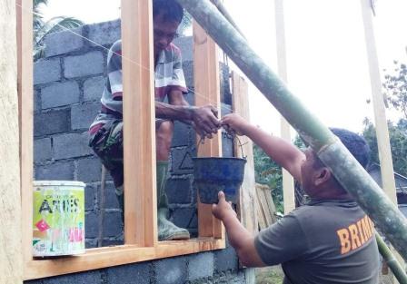 Walau Panas Menyengat, Tak Surutkan Semangat Prajurit Satgas TMMD 105