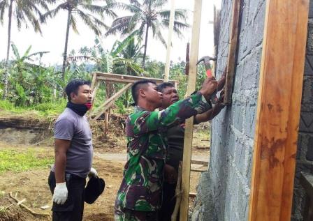 Warga Terkesima Melihat Kepiawaian Prajurit TNI Membangun Rumah Warga Terkesima Melihat Kepiawaian Prajurit TNI Membangun Rumah