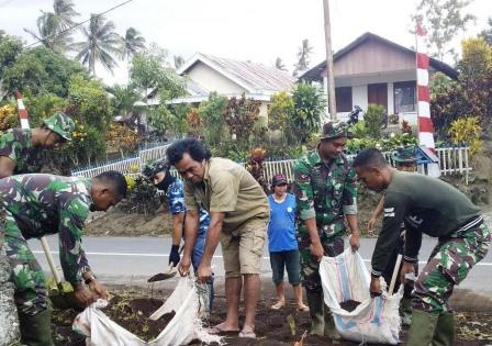 Warga dan TNI Angkut Tanah Timbunan untuk Ratakan Halaman SD GMIM 5