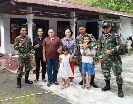 Anggota Satgas TMMD Sempatkan Foto Bersama Dengan Orang Tua Asuh Anggota Satgas TMMD Sempatkan Foto Bersama Dengan Orang Tua Asuh