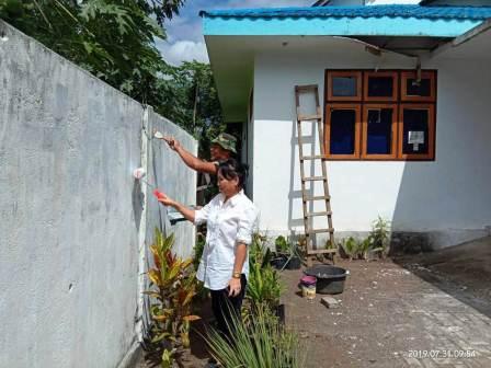 Di Kantor Kelurahan Apela Satu, TNI Dan Perangkat Kelurahan Kerja Bakti