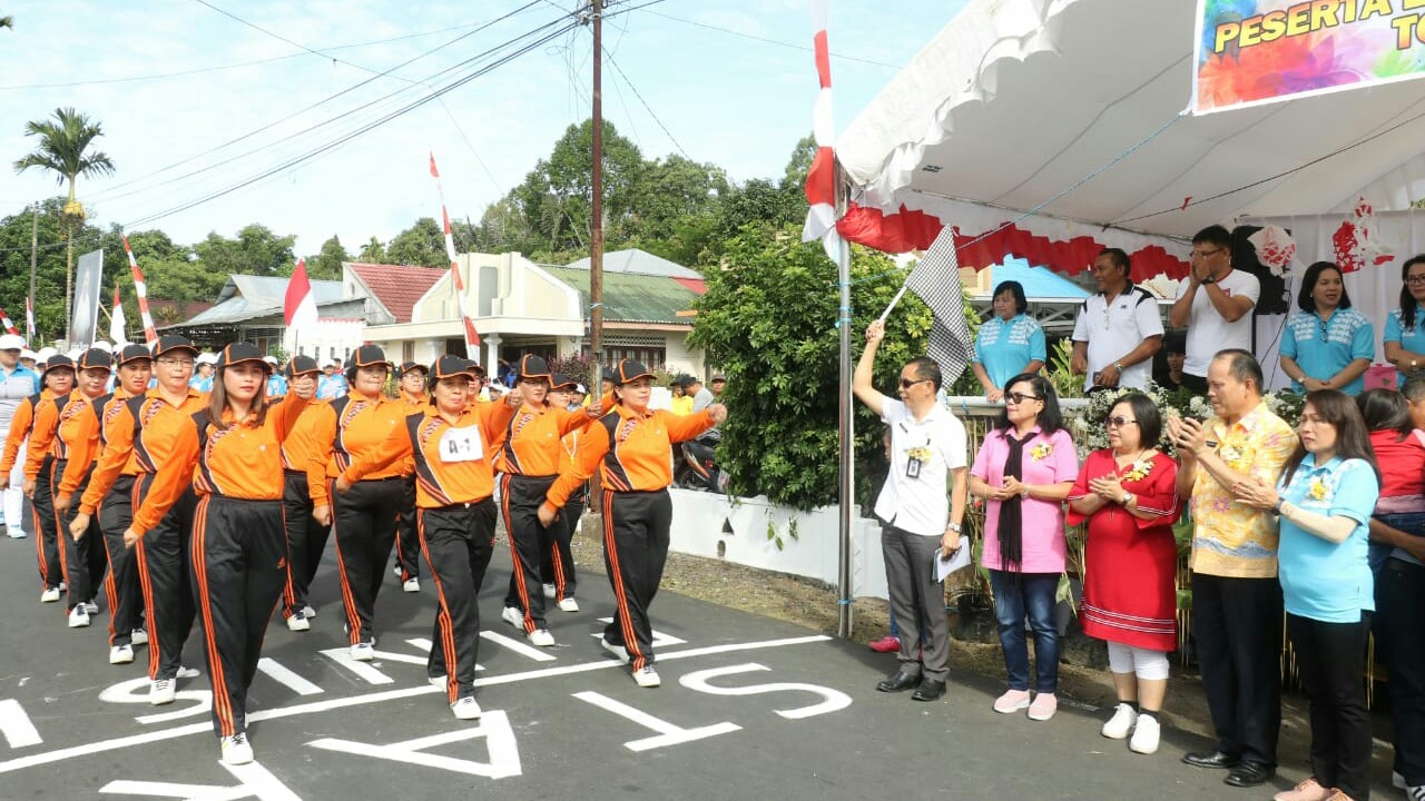 Diikuti 60 Grup, Mandagi Buka Gerak Jalan TP-PKK TomBar