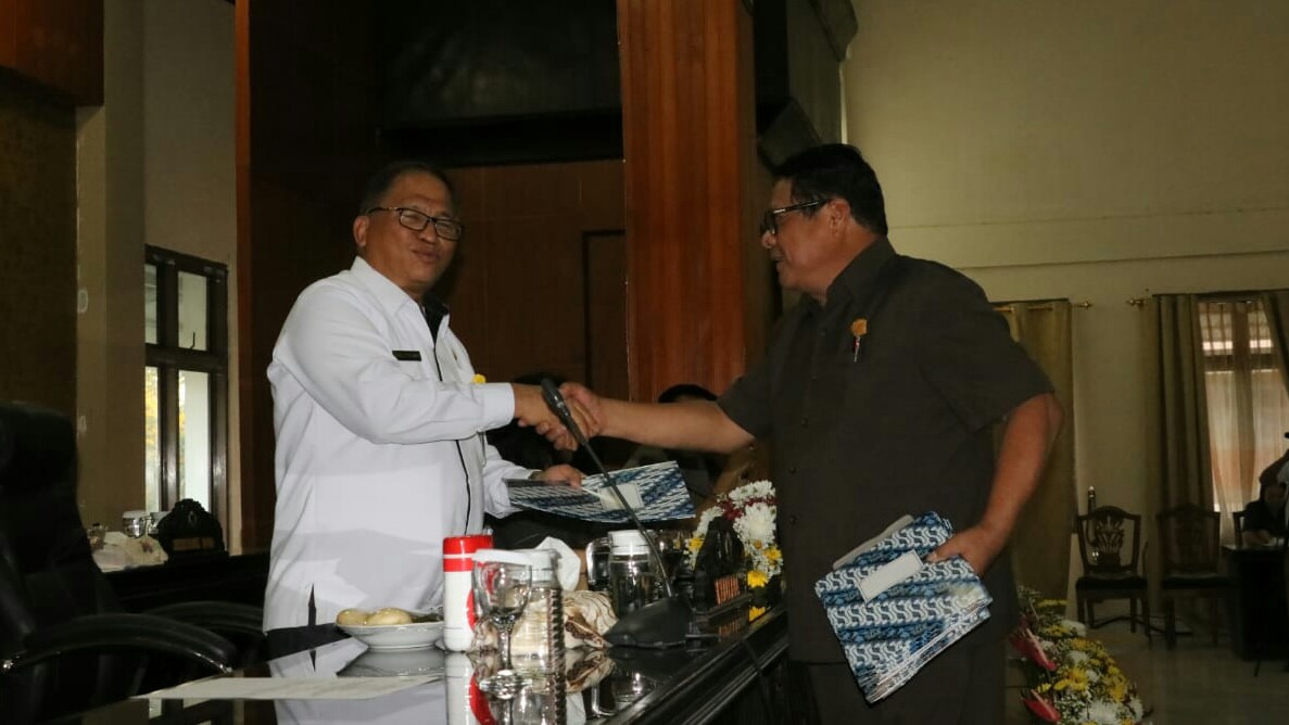 Lolowang Hadiri Paripurna Pemandangan Fraksi Ranperda APBD Tomohon 2020