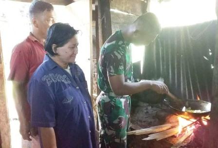 Moment Menggoreng Singkong Jarang Kita Temui Di Batalyon